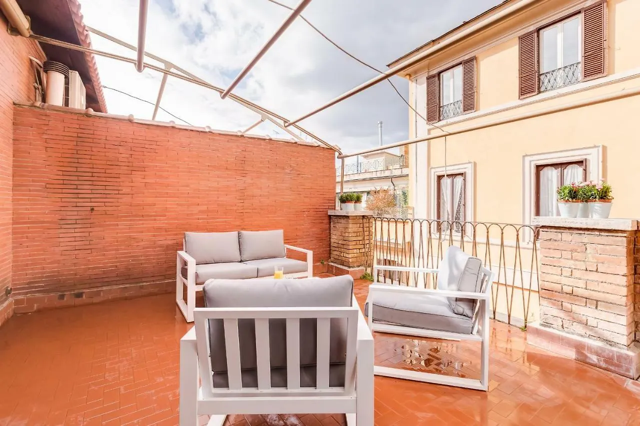 Trevi Area Penthouse Apartment Rome